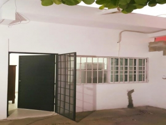  Building with commercial premises and studios in Av. 115